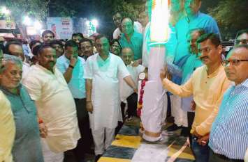 Mayor Naveen jain inaugurated tri color LED strip light in Agra Beautiful Agra: रात में शहर का एक चक्कर लगाकर तो देखिए, देशभक्ति के रंग में सराबोर न हो जाएं तो कहना...