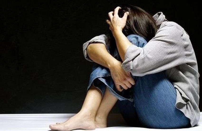 प्रेमी को दोस्त ने कमरे में किया बंद, मिलने की जिद में प्रेमिका बालकनी से नीचे गिरी