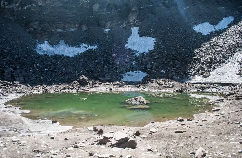 Roopkund lake उत्तराखंड की रूपकुंड झील को क्यों कहा जाता है कंकाल झील, ये है वजह