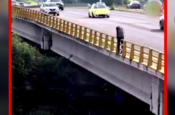 Mexico man tried to suicide saved by passerby Video: जिंदगी से तंग आकर मौत को गले लगाने जा रहा था शख्स, अजनबी महिला ने किया कुछ ऐसा कि फिर..