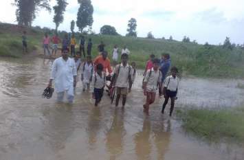 Children cross the river and go to school, do not reach school when th नदी पार कर स्कूल जाते हैं बच्चे, तेज बारिश होने पर नहीं पहुंचते स्कूल
