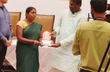 Health Minister honored two ANM workers of Singrauli district उत्कृष्ट सेवा के लिए सम्मानित हुई एएनएम,भोपाल में आयोजित कार्यक्रम में स्वास्थ्य मंत्री ने किया सम्मानित