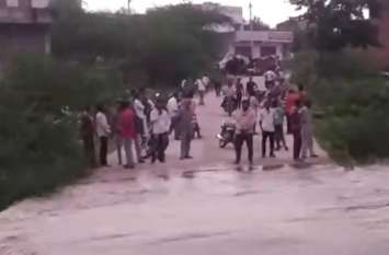 Villagers try to rescue नदी पार करते समय अचानक तेज बहाव से असंतुलित होकर बह गया, लोग बचाने के लिए दौड़े भी लेकिन हुई मौत
