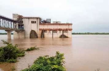 flood danger rapidly increasing in agra mathura and kasganj latest new Flood Alert: आगरा, मथुरा, कासगंज में नदियों में उफान, ताजनगरी में यमुना आज पार कर सकती है खतरे का निशान