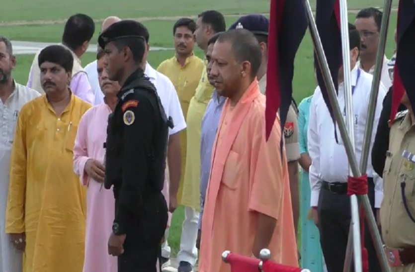 CM Yogi Adityanath BIG BREAKING-पीएम नरेन्द्र मोदी के संसदीय क्षेत्र पहुंचे सीएम योगी आदित्यनाथ