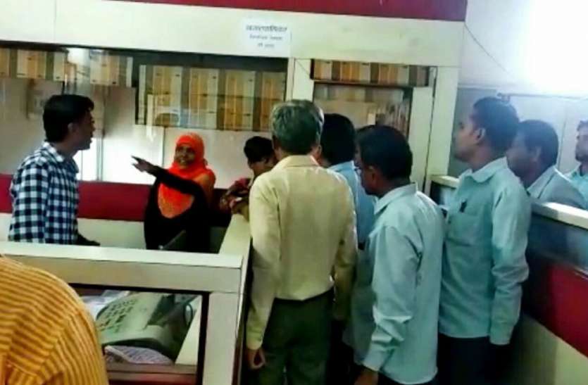 जब महिला ने नपाकर्मी को चप्पलों से पीटा, देखें वीडियो जब महिला ने नपाकर्मी को चप्पलों से पीटा