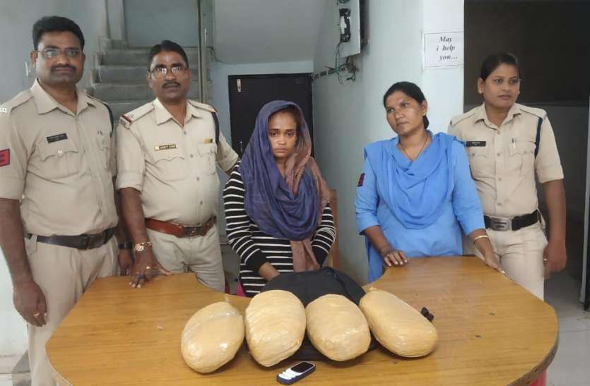 मासूम चेहरा बनाये कंधो पर बैग लटकाये जा रही थी लड़की, शक हुआ और बैग की चैन खोली तो पुलिस के उड़ गए होश मासूम चेहरा बनाये कंधो पर बैग लटकाये जा रही थी लड़की, शक हुआ और बैग की चैन खोली तो पुलिस के उड़ गए होश
