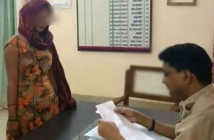 एक महिला के दो पति, फिर पुलिस ने निकाला ऐसा तरीका, कुछ ही देर में हो गया दूध का दूध और पानी का पानी एक महिला के दो पति, फिर पुलिस ने निकाला ऐसा तरीका, कुछ ही देर में हो गया दूध का दूध और पानी का पानी