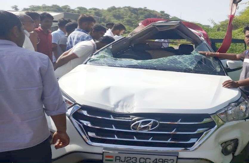 हर्ष पर्वत पर फिर हादसा, 50 फीट नीचे गहरी खाई जा गिरी कार, पेड़ पर अटकने से बची जान हर्ष पर्वत पर फिर हादसा, 50 फीट नीचे गहरी खाई में जा गिरी कार, पेड़ पर अटकने से बची जान