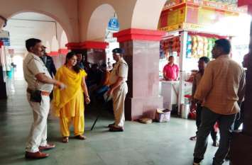 Terrorist alert News: Search for terrorists in railway station katni Terrorist alert: आतंकवादियों के घुसपैठ की खबर को लेकर दूसरे दिन भी जारी रहा अलर्ट, स्टेशनों में चप्पे-चप्पे पर रही नजर, देखें वीडियो