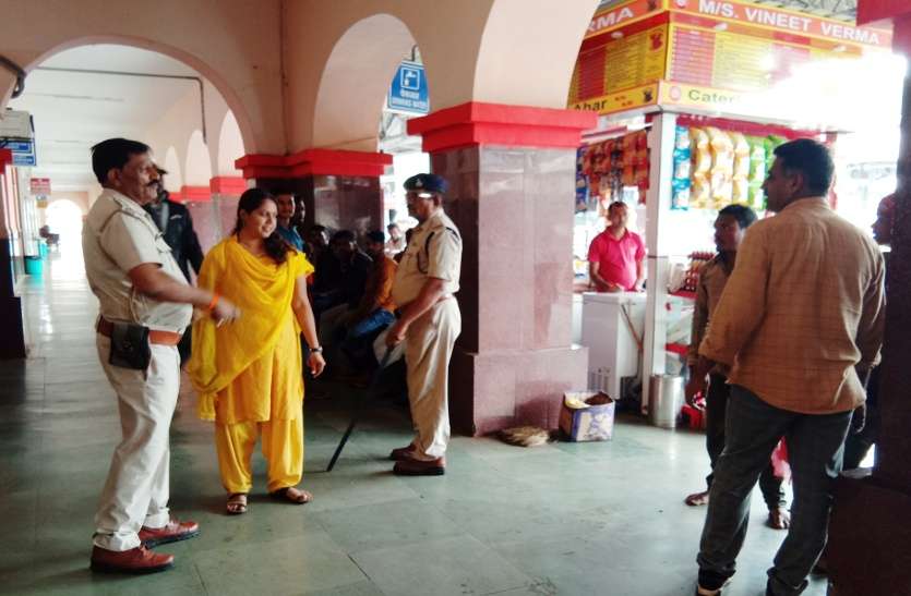 Search for terrorists in railway station katni Terrorist alert: आतंकवादियों के घुसपैठ की खबर को लेकर दूसरे दिन भी जारी रहा अलर्ट, स्टेशनों में चप्पे-चप्पे पर रही नजर, देखें वीडियो