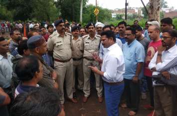 Dispute in Ordnance factory workers strike, SP arrived to explain ऑर्डिनेंस फैक्ट्री कर्मियों की हड़ताल में विवाद, समझाइश देने पहुंचे एसपी