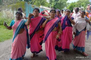 women said on a colleague's death जब महिलाओं ने सहकर्मी की मृत्यु पर दिया कांधा