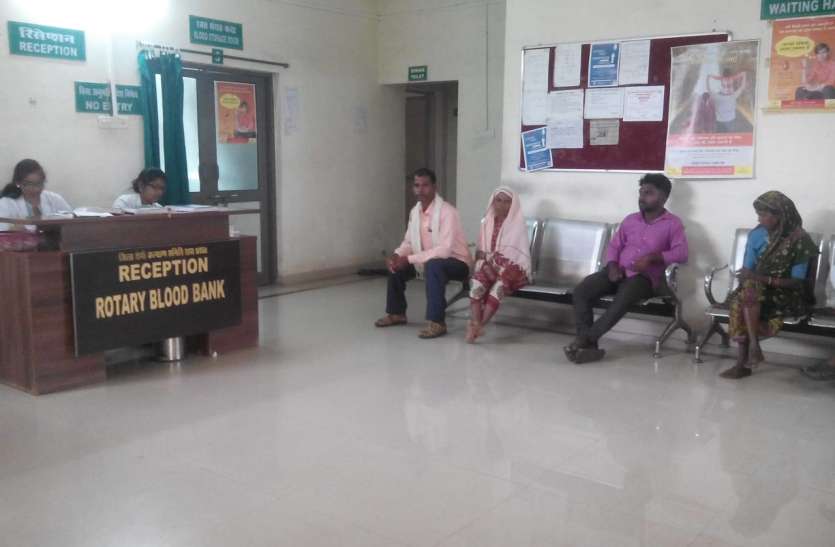 Collector reached surprise inspection of blood bank ब्लड बैंक के औचक निरीक्षण पर पहुंचे कलेक्टर
