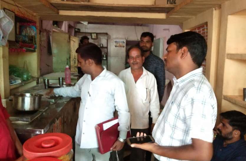 sheopur बाजार बंद देख अफसर बोले..अब क्या करें, एक सैंपल लेकर लौटे
