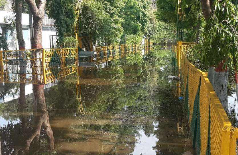 पिछले दस दिनों से भरा है पानी कॉलोनियां व रेलवे टीआरडी डिपो अब तक जलमग्न