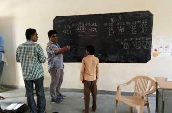 paan massala puches found in girls toilet बालिका स्कूल के शौचालय में मिले गुटखा व तम्बाकू के पाउच