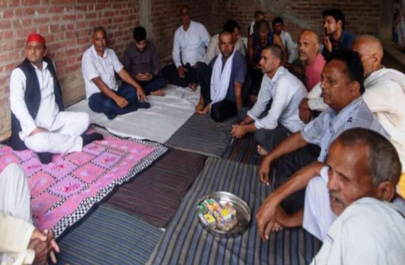Akhilesh अखिलेश यादव अचानक पहुंचे अपने गॉव, दिवंगतों के यहाँ जताया शोक