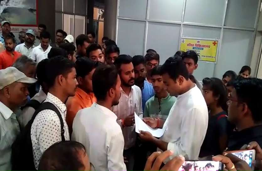 पुल निर्माण की मांग को लेकर अखिल भारतीय विद्यार्थी परिषद ने खोला मोर्चा, उग्र आंदोलन की दी चेतावनी पुल निर्माण की मांग को लेकर अखिल भारतीय विद्यार्थी परिषद ने खोला मोर्चा, उग्र आंदोलन की दी चेतावनी