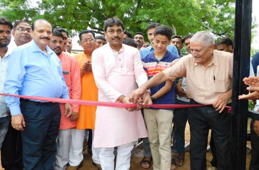 asha sammelan in jhansi इन्होंने स्वास्थ्य सेवाओं को घर-घर पहुंचाने में दिया योगदान, पाया सम्मान