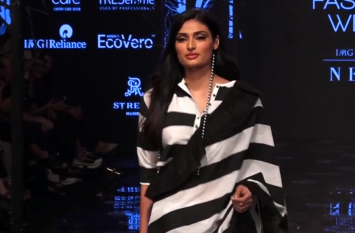 Athiya Shetty in Saree ramp walk in Lakme Fashion Week सुनील शेट्टी की बेटी अथिया शेट्टी ने ब्लैक एंड व्हाइट साड़ी में बिखेरा हुस्न का जलवा