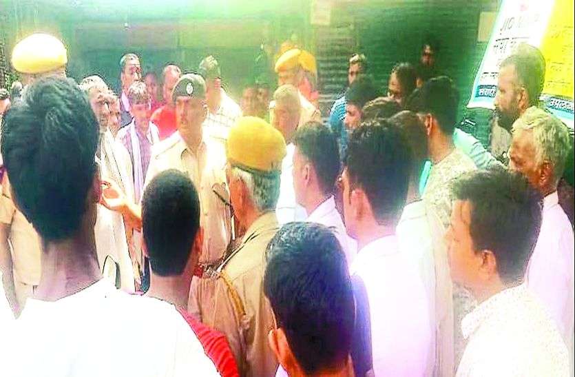 हफ्ता नहीं देने पर हवाई फायरिंग, दुकानदारों को जान से मारने की धमकी हफ्ता नहीं देने पर हवाई फायरिंग, दुकानदारों को जान से मारने की धमकी