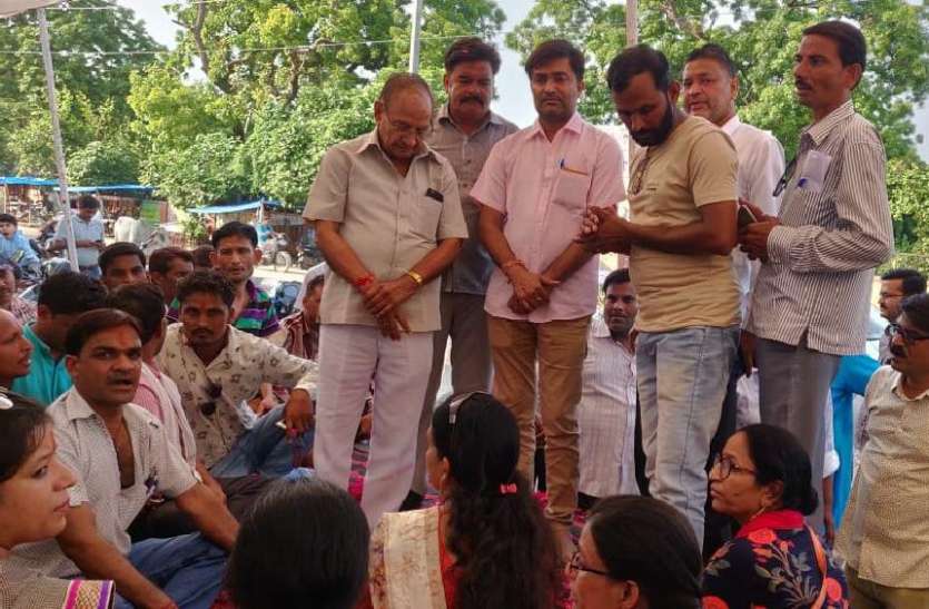 विद्यार्थी मित्रों का धरना-अनशन पूर्व मंत्री के आश्वासन पर समाप्त विद्यार्थी मित्रों का धरना-अनशन पूर्व मंत्री के आश्वासन पर समाप्त