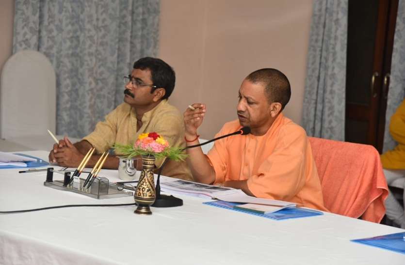 CM Yogi Adityanath सीएम योगी आदित्यनाथ ने पहली बार दिये यह निर्देश, अधिकारियों की उड़ गयी नीद