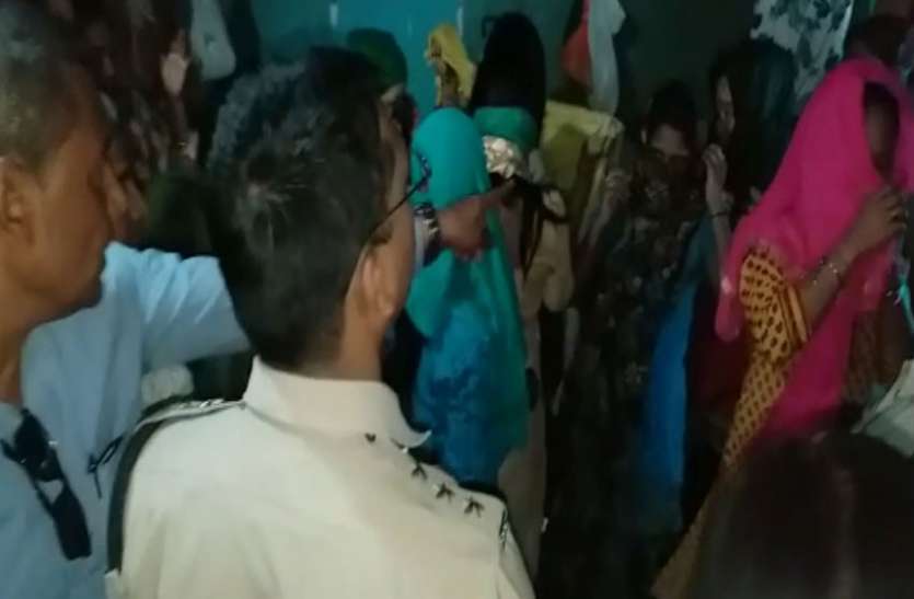 रेड लाइट ऐरिया में पुलिस को छापा मारना पड़ा महंगा, सेक्स वर्कर्स ने थाने में पहुंचर किया ऐसा कांड, मच गई भगदड़ रेड लाइट ऐरिया में पुलिस को छापा मारना पड़ा महंगा, सेक्स वर्कर्स ने थाने में पहुंचर किया ऐसा कांड, मच गई भगदड़