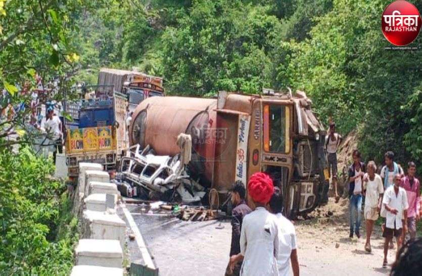 Road accident : देसूरी नाल में टैंकर के नीचे दबने से गई 9 लोगों की जान, कई घंटों तक लगा रहा जाम Road accident : देसूरी नाल में टैंकर के नीचे दबने से गई 9 लोगों की जान, कई घंटों तक लगा रहा जाम