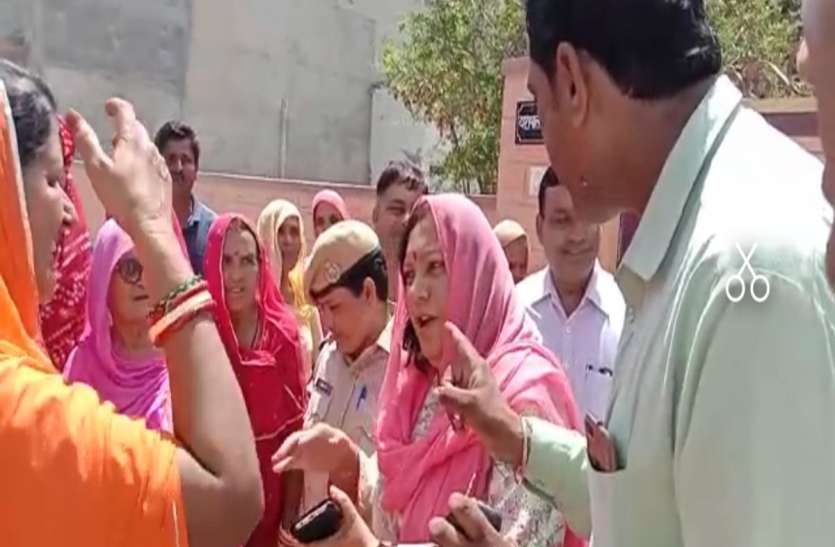 Bikaner: People's anger erupted over bad roads and dirty water बीकानेर : बदहाल सड़क व गंदे पानी पर फूटा लोगों का गुस्सा