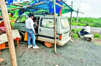 Corruption in MP RTO दलालों के चंगुल में RTO कार्यालय: न टेस्ट ना ट्रायल, एजेंट को 3500 रुपए दो और स्थायी ड्रायविंग लाइसेंस ले लो