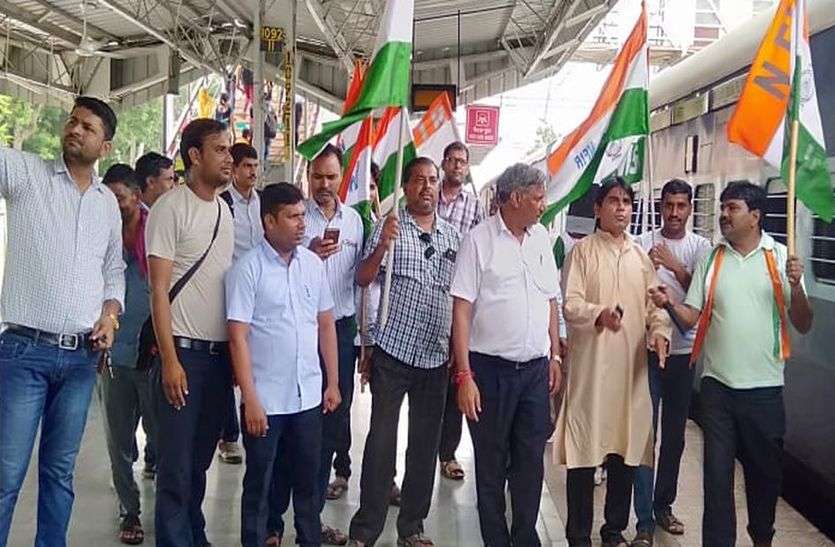 होली-डे और नंदा देवी की वर्किंग को लेकर प्रदर्शन होली-डे और नंदा देवी की वर्किंग को लेकर प्रदर्शन