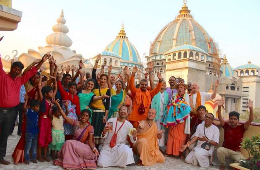 कृष्ण जनमाष्टमी के मौके पर मायापुर में लगी भक्तों की भीड़ कृष्ण जनमाष्टमी के मौके पर मायापुर में लगी भक्तों की भीड़