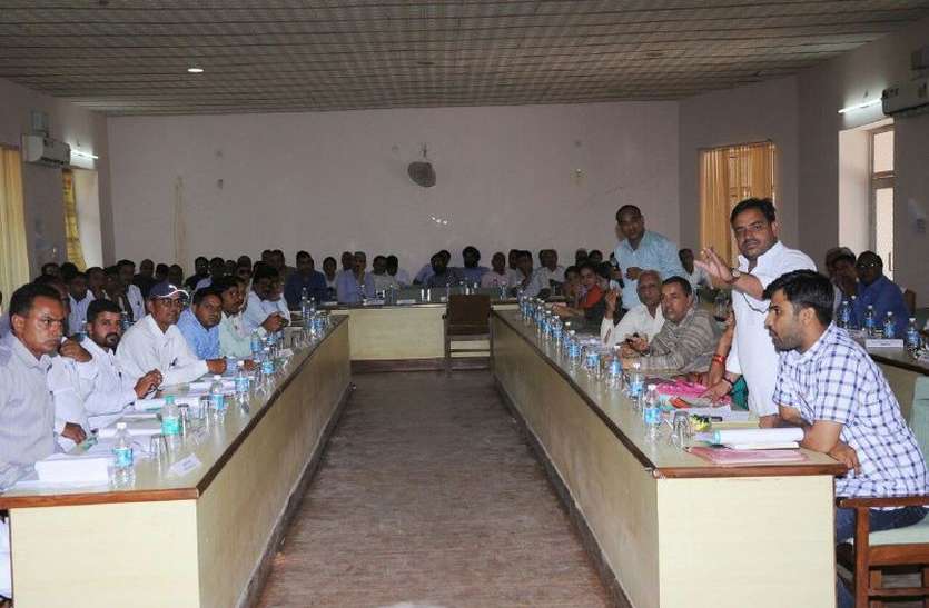 मनरेगा में पचास प्रतिशत तक फर्जी हाजिरी लगाने का आरोप मनरेगा में पचास प्रतिशत तक फर्जी हाजिरी लगाने का आरोप