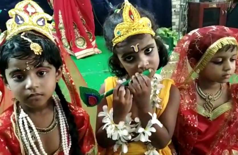 meerut Krishna Janmashtami: मंदिरों में सुंदर झांकियां देख भक्ति से सराबोर हुए श्रद्धालु, शुरू हुए भजन-कीर्तन