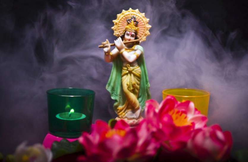 krishna janmashtami आज की रात इस मंत्र का करें जाप, भगवान श्रीकृष्ण की कृपा से हर मनोकामना होगी पूरी