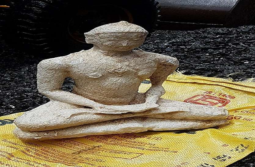 Mumbai News : खुदाई में मिली भगवान महावीर की प्राचीन मूर्ति Mumbai News : खुदाई में मिली भगवान महावीर की प्राचीन मूर्ति