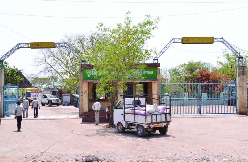 Mandi employees enraged by salary cuts surrounded the secretary बैंक खाते में वेतन आते ही हुआ कुछ ऐसा उड़ गए मंडी कर्मचारियों के होश