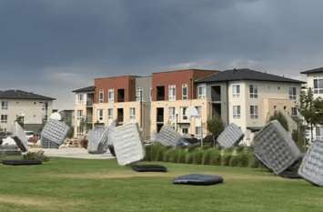 Mattresses flying in the wind at Colorado, funny video got viral Video : सिनेमा हॉल से हवा में उड़ गए ढ़ेरों गद्दे, पकड़ने के लिए लोग भागते रहे पीछे