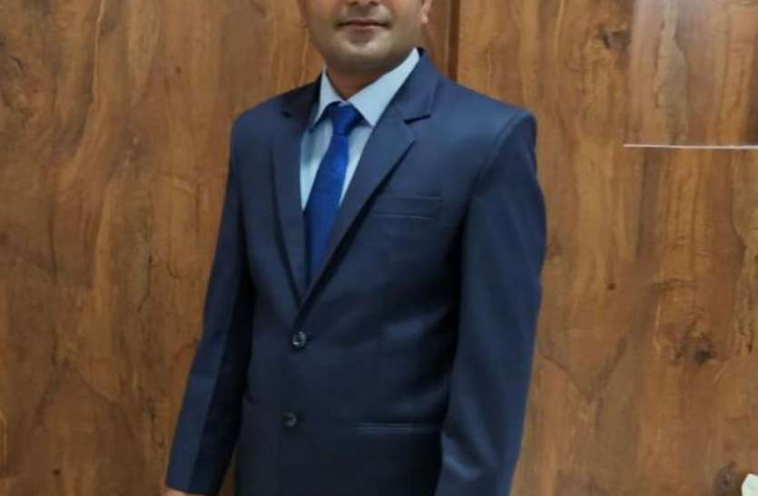 पिता करते है कपड़ों की प्रेस, बेटा बनेगा जज पिता करते है कपड़ों की प्रेस, बेटा बनेगा जज