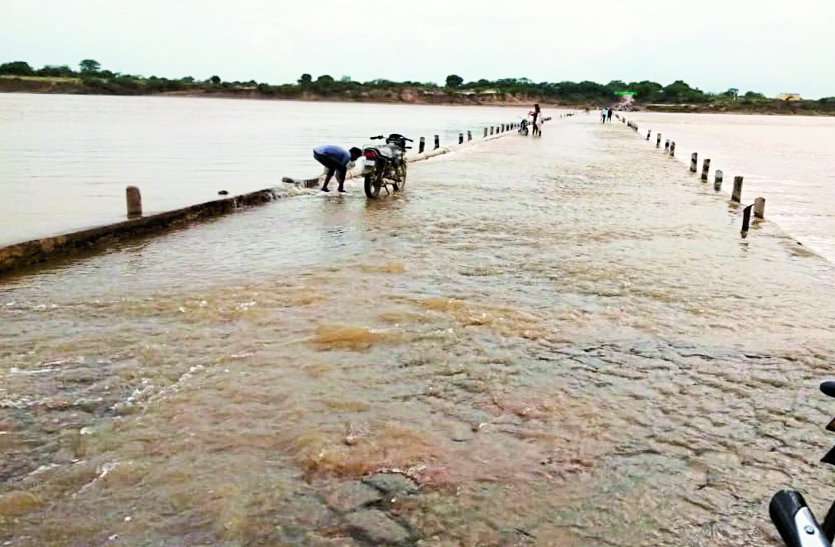 मौत की बारिश: मौत की बारिश: नदी के तेज बहाव में 6 बहे, पांच की मौत, एक को बचाया