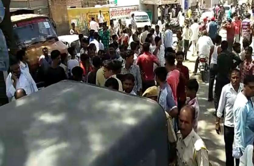 Truck crushes bike rider in Nokha, people demonstrate with dead body नोखा में ट्रक ने बाइक सवार को कुचला, लोगों का शव के साथ प्रदर्शन