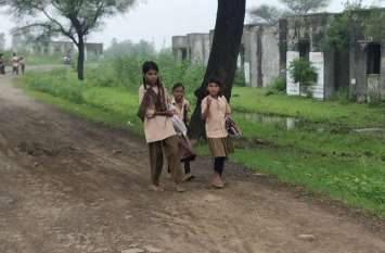 जन्माष्टमी पर छुट्टी का मामला : स्कूलों तक समय पर नहीं पहुंची सूचना, बच्चे हुए परेशान जन्माष्टमी पर छुट्टी का मामला : स्कूलों तक समय पर नहीं पहुंची सूचना, बच्चे हुए परेशान