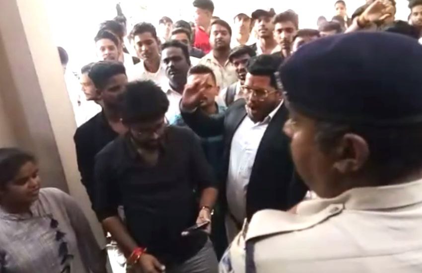 VIDEO : आधे से ज्यादा परीक्षार्थी को 0 से 8 नंबर, हंगामे पर यूनिवर्सिटी दोबारा मूल्यांकन को राजी VIDEO : आधे से ज्यादा परीक्षार्थी को 0 से 8 नंबर, हंगामे पर यूनिवर्सिटी दोबारा मूल्यांकन को राजी