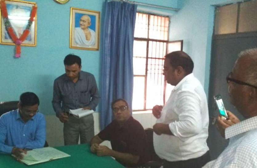 जिलाधिकारी ने किया निरीक्षण जिलाधिकारी ने किया निरीक्षण तो स्वास्थ्य सेवाओं की कड़वी हकीकत सामने आई
