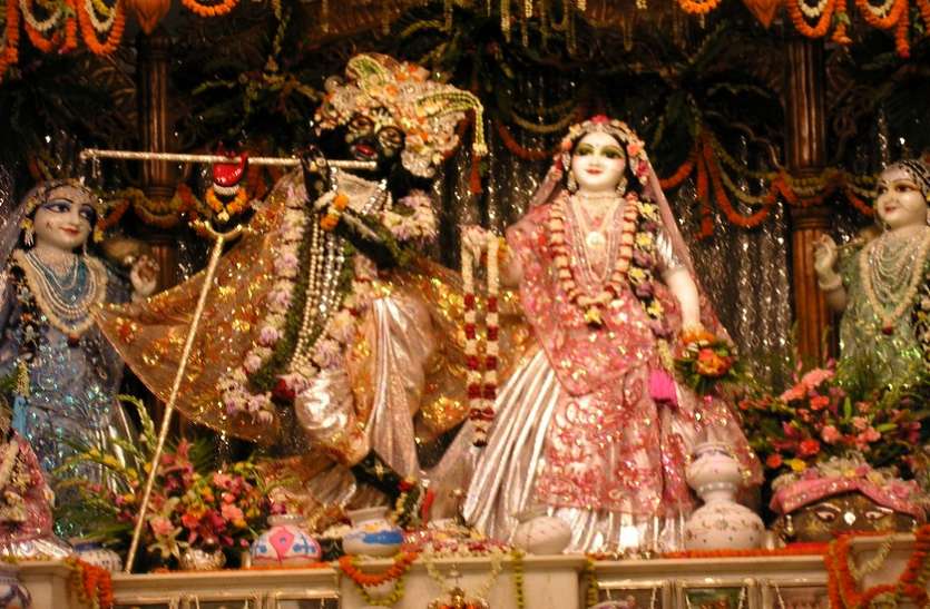 krishna with radha श्री कृष्ण भगवान के साथ इसलिए होती है राधा की पूजा, पुराणों में मिलता है इसका उल्लेख