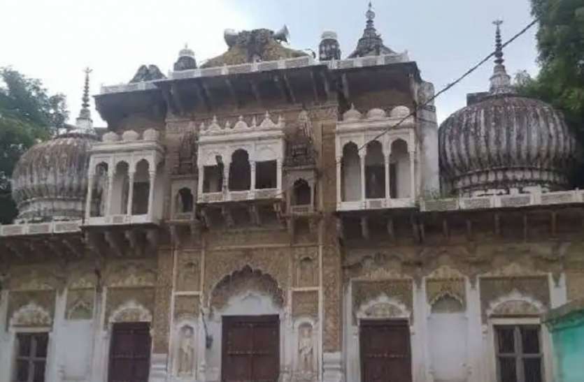 150 वर्ष पुराना यह राधाकृष्ण मंदिर है अनोखा, दीवारों की कला देख रहा जाएंगे दंग, लेकिन यह काम है वर्जित 150 वर्ष पुराना यह राधाकृष्ण मंदिर है अनोखा, दीवारों की कला देख रहा जाएंगे दंग, लेकिन यह काम है वर्जित