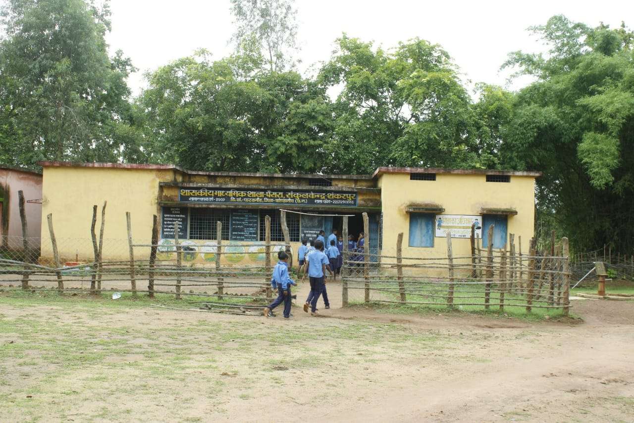 पूरे देश में चल रहा ओडीएफ अभियान, ये स्कूल में स्वच्छता अभियान को ठेंगा दिखाते 10 साल में नहीं बना पाया शौचायल