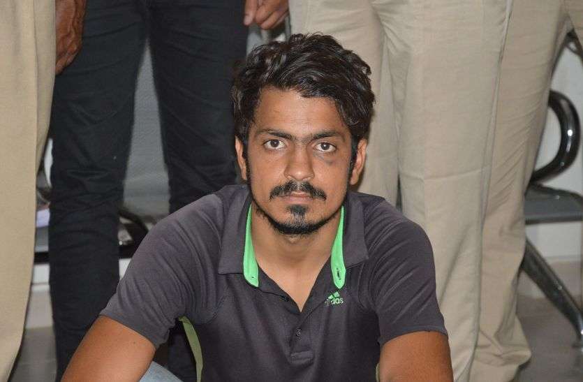 Anandpal Gangs Rewarded Criminal Manish Jaat Arrested by Sikar Police : आनंदपाल गैंग से जुड़े 20 हजार के इनामी बदमाश मनीष जाट को पुलिस ने 27 महीने बाद गिरफ्तार किया है। पुलिस पर हमला करने वाला आनंदपाल गैंग का इनामी बदमाश गिरफ्तार, ट्रकों में काटता था फरारी